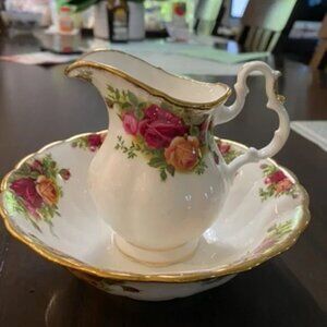 Bowl & Pitcher Royal Albert Old Country Roses Bone China ( New with box)